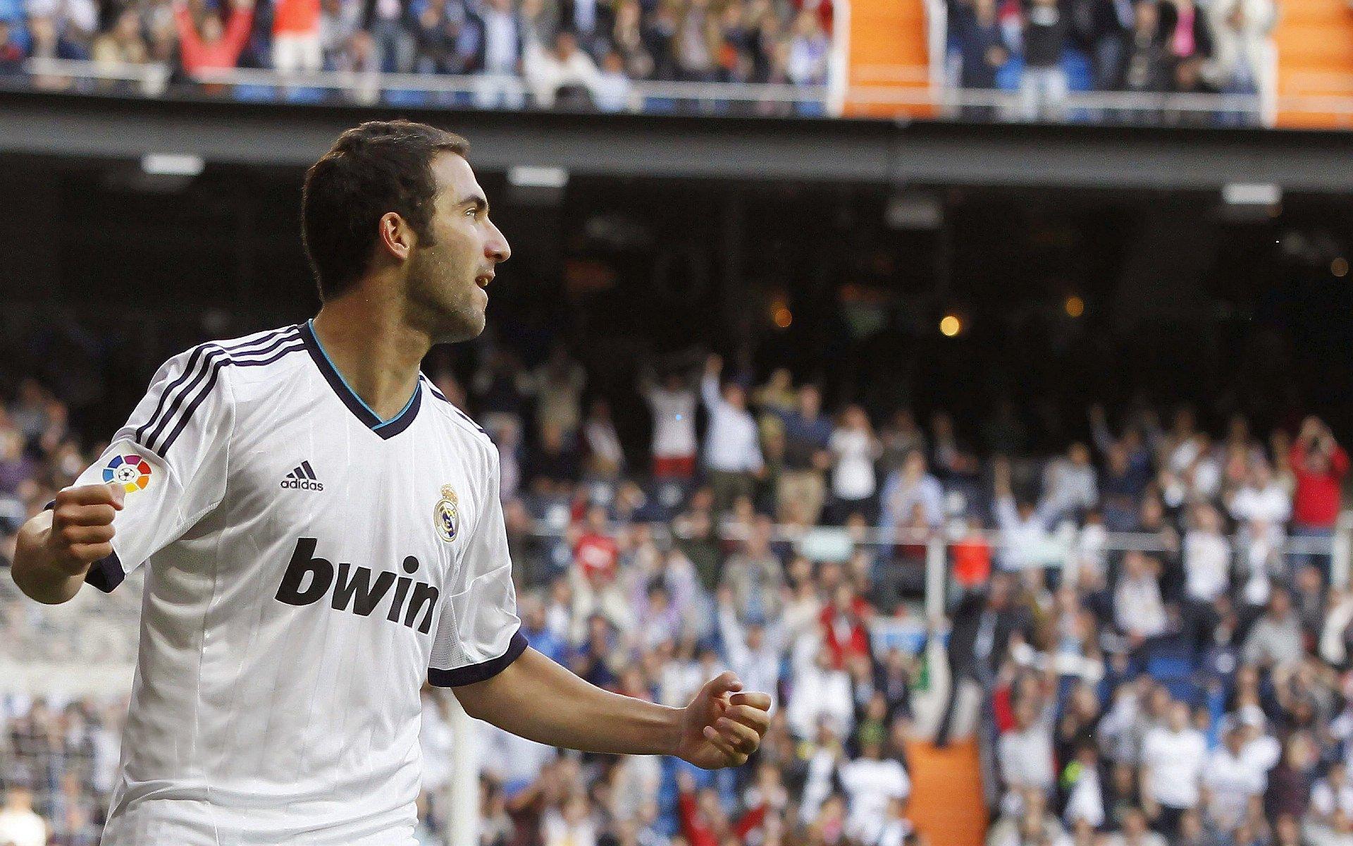 英超争四格局骤变，曼联三场丢分陷危机，利物浦五连胜强势追击，纽卡稳健领跑